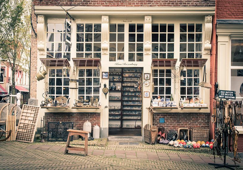 Koos Rozenburg, antiekwinkel, Delft van Sven Wildschut