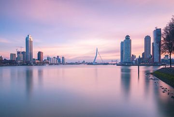 Sonnenaufgang in Rotterdam mit Pastelltönen