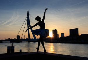 Dans bij zonsondergang in Rotterdam van Eddie Meijer
