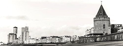 Panoramafoto met de Gevangentoren, de Sardijntoren en de boulevard van Vlissingen (Zeeland) (zwart-w