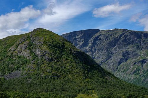 Herfstbeeld van bergen. Verbazingwekkende scandinavische natuur.