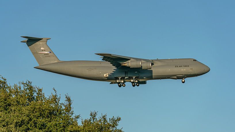 Atterrissage du Lockheed C-5M Super Galaxy. par Jaap van den Berg