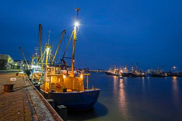 Vissersboten in de haven van Lauwersoog in Nederland bij avond van Eye on You