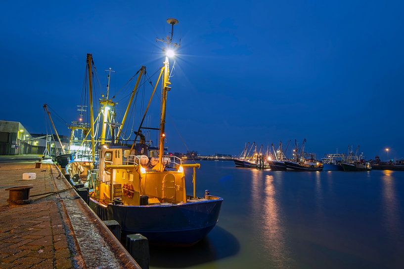 Fischerboote im Hafen von Lauwersoog in den Niederlanden am Abend von Eye on You