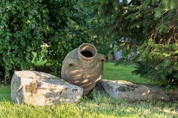 oude vaas in tuin stilleven sur ChrisWillemsen