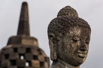 Buddha met stoepa. by Adri Vollenhouw