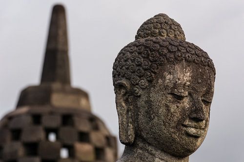 Buddha met stoepa.