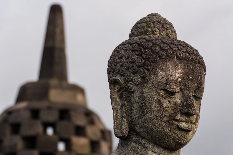 Buddha met stoepa. par Adri Vollenhouw