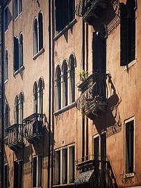 Fenster eines Palazzos in Venedig von Götz Gringmuth-Dallmer Photography