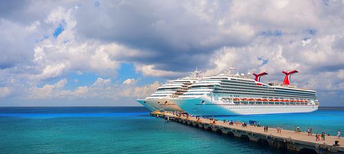 De grands bateaux de croisière sont amarrés dans le port mexicain touristique.