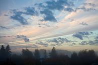 Ochtendrood - Bewolkte lucht bij zonsopgang van t.ART thumbnail