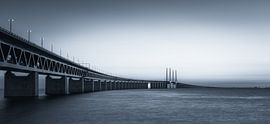 Le pont de l'Oresund en noir et blanc avec une touche de bleu sur Henk Meijer Photography