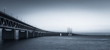 Le pont de l'Oresund en noir et blanc avec une touche de bleu