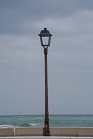 Laternenpfahl am Meer