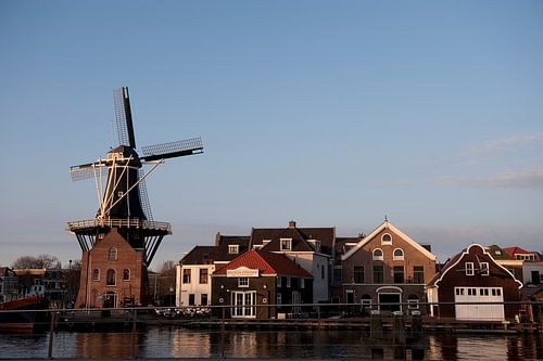 Haarlem De Adriaan windmolen langs het Spaarne.