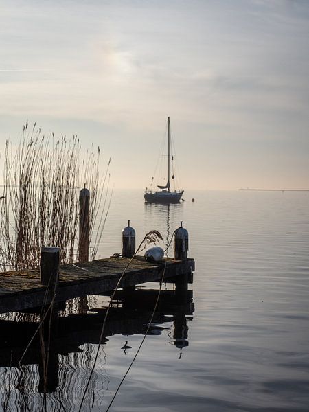 Eenzame zeilboot van Mattijs Diepraam