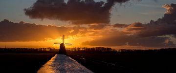 Zonsopgang met windmolen in de polder van Arjen Schippers