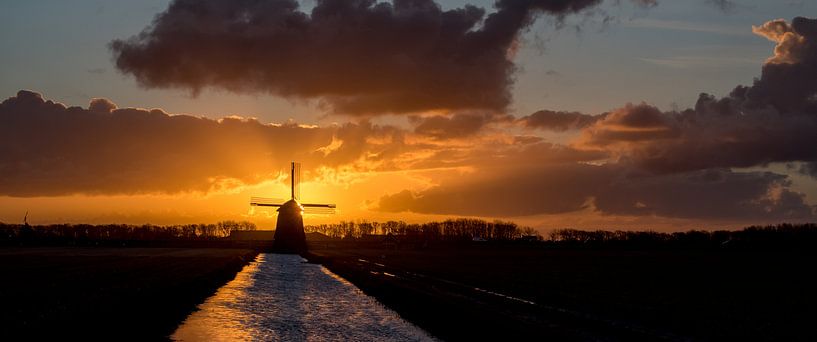 Zonsopgang met windmolen in de polder par Arjen Schippers