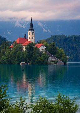 Kirche am Bleder See von Thijs Friederich
