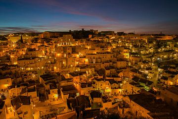 Abendaufnahme der antiken Stadt Matera in Italien von Michelle Peeters