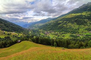 Wallis Zwitserland in de zomer met wolken sur Dennis van de Water