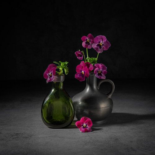 Stillleben, Sweet Petit Veilchen in antiker Vase und Zinnkrug