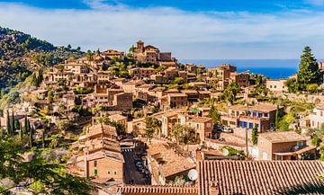 Spanien Mallorca, Blick auf das historische Dorf Deia mit schöner mediterraner Landschaft von Alex Winter