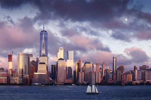 Die Skyline von Lower Manhattan und der aufgehende Mond zur blauen Stunde, NYC, USA