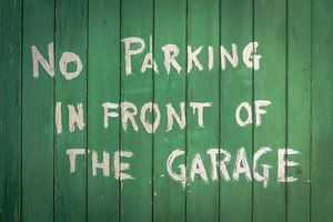 NO PARKING...