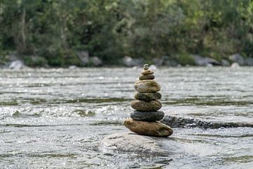 Gestapelde stenen in een rivier van Diantha Risiglione