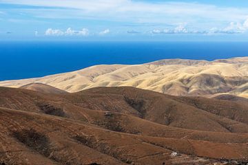 Panoramisch uitzicht vanaf het uitkijkpunt Mirador Morro Velosa op Fuerteventura van Reiner Conrad