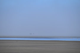 Wanderer im Nebel auf Schier von Erik Buitenhuis