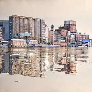 Wasser-Reflexion Getreidesilo