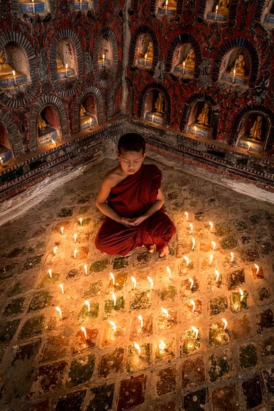 Moine en prière au monastère de Nyaung Shwe, près d'Inle, au Myanmar. par Wout Kok
