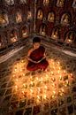 Biddende monnik in klooster in  Nyaung Shwe vlakbij Inle in Myanmar van Wout Kok thumbnail