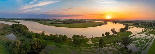 IJssel panorama tijdens zonsondergang
