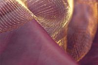 Gold auf Violett – Filigranes Netz auf weichem Stoff