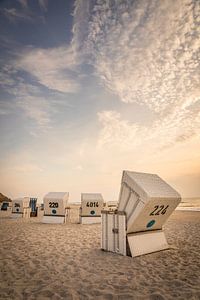 Strandstoelen bij de Rote Kliff in Kampen bij zonsondergang, Sylt van Christian Müringer