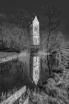 Der weiße Kirchturm der friesischen Stadt Aegum von Harrie Muis