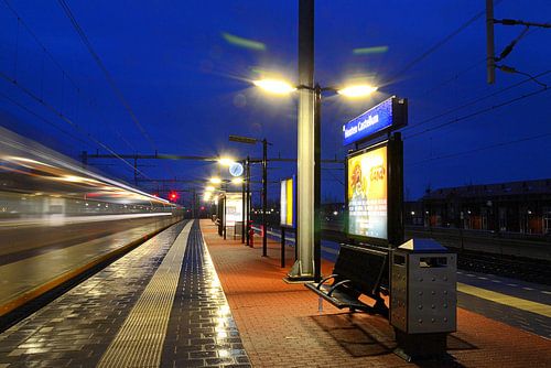 Trein uit Utrecht passeert station Houten Castellum.