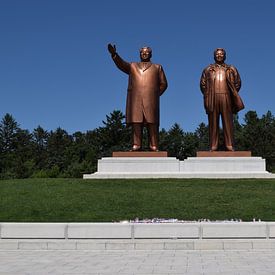 Kim Il Sung and Kim Yung Il statue by Harold de Groot