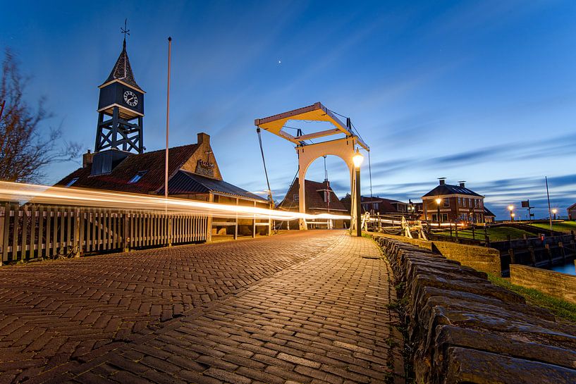 Brücke mit Schleusenwärterhaus in Hindeloopen von Fotografiecor .nl