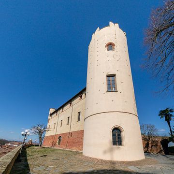 Toren van kasteel van Cortanze in Piemonte, Italië
