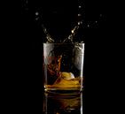 vallend ijsblokje in een glas whiskey van ChrisWillemsen thumbnail
