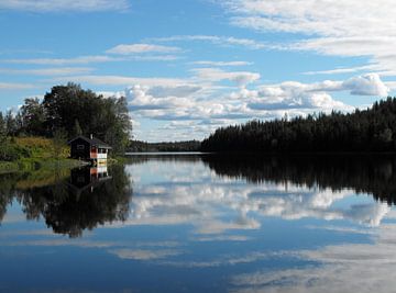 Immeljärvi meer met een mooie weerspiegeling op het rustige wateroppervlak.