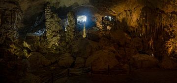 Sung sot (surprise) grot in Halong bay, Vietnam van Niki Radstake
