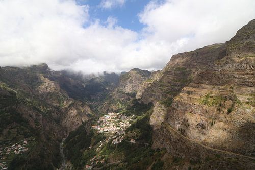 Between The Mountains van Aurelie Vandaele