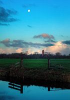 Die von Sonne und Mond beleuchtete Kirche von Midwolde