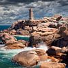 Vuurtoren van Ploumanach genaamd Phare de Mean Ruz,Bretagne,Frankrijk van Peter Eckert