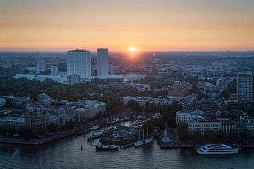 Rustgevende Zonsondergang over Rotterdam - Een Stadsgezicht om te Koesteren van Roy Poots